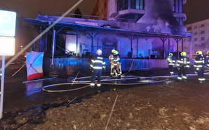 10 people slightly injured in explosion in Tokyo - Ảnh 2.