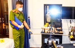 Grassroots official in Hanoi arrested for producing fake medical alcohol - Ảnh 4.