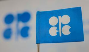 Oil drops more than $2/bbl as OPEC+ accelerates output hikes - Ảnh 1.