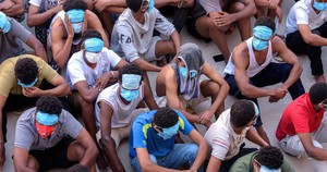 Vietnam repatriates 38 citizens from Cambodia, most linked to suspected scam operations - Ảnh 1.