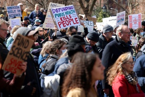 Riot police, anti-ICE protesters square off in Los Angeles after raids - Ảnh 6.