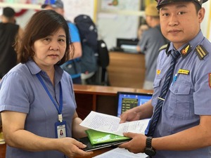 Vietnam’s railway attendants dig through trash to recover gold jewelry for passenger- Ảnh 4.