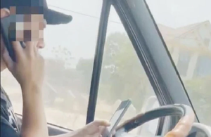 Vietnamese drivers still use phones on expressways despite heavy fines- Ảnh 2.