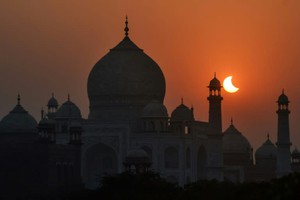 Total lunar eclipse to bring ‘Blood Moon’ over Vietnam- Ảnh 3.