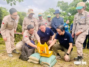 US ambassador visits disaster-affected families in northern Vietnam  - Ảnh 4.