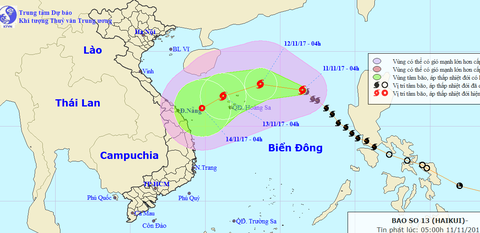 Tâm bão số 13 đang tiến gần quần đảo Hoàng Sa - Ảnh 1. Tâm bão số 13 đang tiến gần quần đảo Hoàng Sa - Ảnh 1.