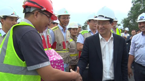 Phó thủ tướng Trịnh Đình Dũng kiểm tra cao tốc Đà Nẵng - Quảng Ngãi - Ảnh 2. Phó thủ tướng Trịnh Đình Dũng kiểm tra cao tốc Đà Nẵng - Quảng Ngãi - Ảnh 2.