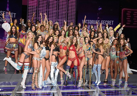Hình ảnh ấn tượng tại Victoria’s Secret Fashion Show 2017 - Ảnh 1. Hình ảnh ấn tượng tại Victoria’s Secret Fashion Show 2017 - Ảnh 1.