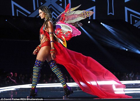 Hình ảnh ấn tượng tại Victoria’s Secret Fashion Show 2017 - Ảnh 8. Hình ảnh ấn tượng tại Victoria’s Secret Fashion Show 2017 - Ảnh 8.