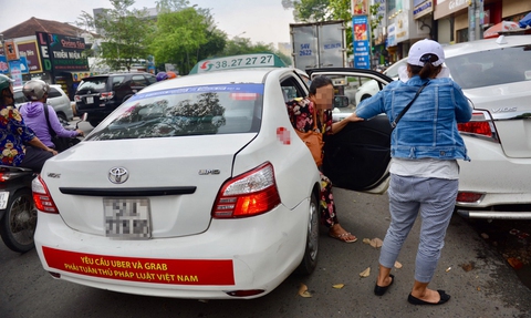 Bộ Công thương nói về biểu ngữ phản đối Uber, Grab: Phải làm rõ đúng, sai - Ảnh 1. Bộ Công thương nói về biểu ngữ phản đối Uber, Grab: Phải làm rõ đúng, sai - Ảnh 1.