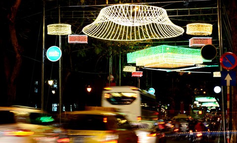 Trang trí đèn đường phố cần hạn chế bớt nhà tài trợ - Ảnh 1. Trang trí đèn đường phố cần hạn chế bớt nhà tài trợ - Ảnh 1.