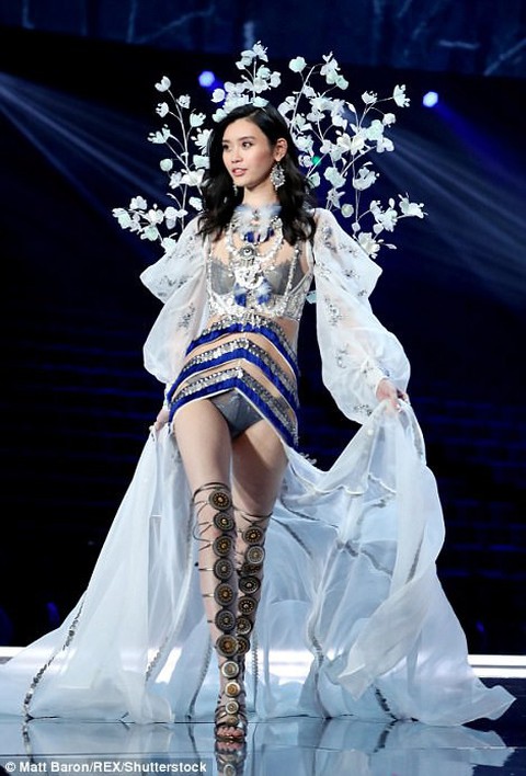 Hình ảnh ấn tượng tại Victoria’s Secret Fashion Show 2017 - Ảnh 4. Hình ảnh ấn tượng tại Victoria’s Secret Fashion Show 2017 - Ảnh 4.