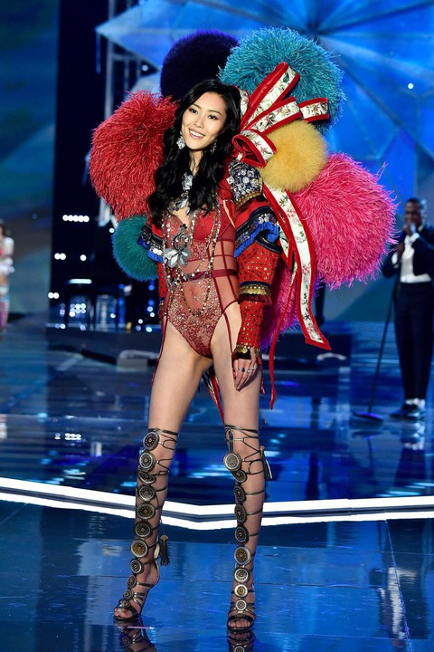 Hình ảnh ấn tượng tại Victoria’s Secret Fashion Show 2017 - Ảnh 16. Hình ảnh ấn tượng tại Victoria’s Secret Fashion Show 2017 - Ảnh 16.
