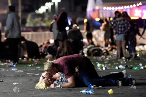 Những khoảnh khắc khó quên của vụ thảm sát Las Vegas - Ảnh 1. Những khoảnh khắc khó quên của vụ thảm sát Las Vegas - Ảnh 1.