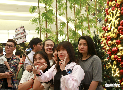 Giới trẻ Sài Gòn nô nức chụp ảnh Giáng sinh - Ảnh 3. Giới trẻ Sài Gòn nô nức chụp ảnh Giáng sinh - Ảnh 3.