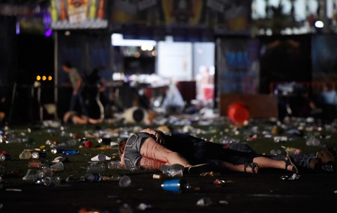 Những khoảnh khắc khó quên của vụ thảm sát Las Vegas - Ảnh 3. Những khoảnh khắc khó quên của vụ thảm sát Las Vegas - Ảnh 3.