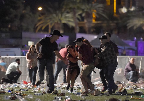 Những khoảnh khắc khó quên của vụ thảm sát Las Vegas - Ảnh 8. Những khoảnh khắc khó quên của vụ thảm sát Las Vegas - Ảnh 8.