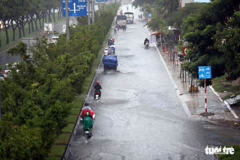 Người Sài Gòn tả tơi trong cơn mưa lớn kéo dài - Ảnh 2. Người Sài Gòn tả tơi trong cơn mưa lớn kéo dài - Ảnh 2.