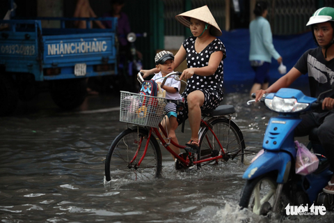 Người Sài Gòn tả tơi trong cơn mưa lớn kéo dài - Ảnh 15. Người Sài Gòn tả tơi trong cơn mưa lớn kéo dài - Ảnh 15.