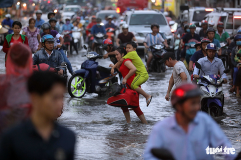 Người Sài Gòn tả tơi trong cơn mưa lớn kéo dài - Ảnh 17. Người Sài Gòn tả tơi trong cơn mưa lớn kéo dài - Ảnh 17.