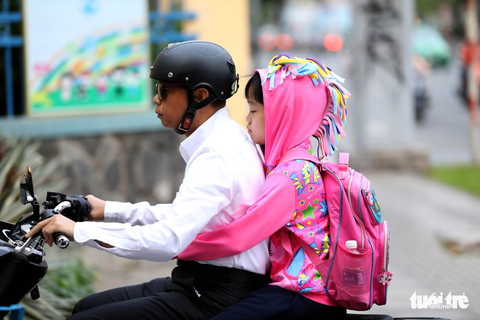 Học sinh Sài Gòn quấn kín mít đến trường sáng ngày lạnh - Ảnh 3. Học sinh Sài Gòn quấn kín mít đến trường sáng ngày lạnh - Ảnh 3.
