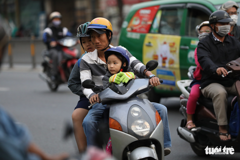 Học sinh Sài Gòn quấn kín mít đến trường sáng ngày lạnh - Ảnh 4. Học sinh Sài Gòn quấn kín mít đến trường sáng ngày lạnh - Ảnh 4.
