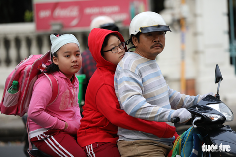 Học sinh Sài Gòn quấn kín mít đến trường sáng ngày lạnh - Ảnh 5. Học sinh Sài Gòn quấn kín mít đến trường sáng ngày lạnh - Ảnh 5.