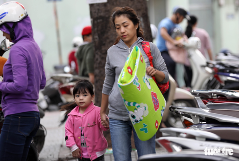 Học sinh Sài Gòn quấn kín mít đến trường sáng ngày lạnh - Ảnh 13. Học sinh Sài Gòn quấn kín mít đến trường sáng ngày lạnh - Ảnh 13.