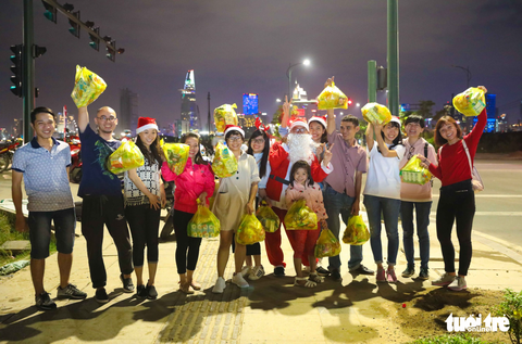 Những ông già Noel trên công trường Thủ Thiêm - Ảnh 4. Những ông già Noel trên công trường Thủ Thiêm - Ảnh 4.