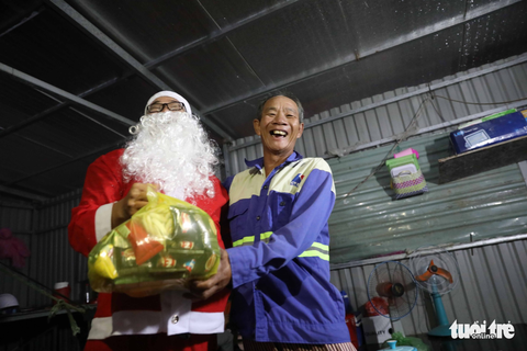 Những ông già Noel trên công trường Thủ Thiêm - Ảnh 9. Những ông già Noel trên công trường Thủ Thiêm - Ảnh 9.
