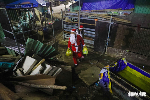 Những ông già Noel trên công trường Thủ Thiêm - Ảnh 13. Những ông già Noel trên công trường Thủ Thiêm - Ảnh 13.
