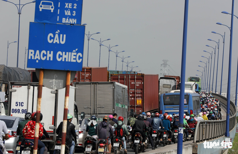 Kẹt xe kinh hoàng giữa trưa ở cầu Rạch Chiếc - Ảnh 2. Kẹt xe kinh hoàng giữa trưa ở cầu Rạch Chiếc - Ảnh 2.