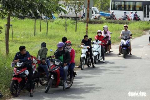 Kẹt xe kinh hoàng giữa trưa ở cầu Rạch Chiếc - Ảnh 14. Kẹt xe kinh hoàng giữa trưa ở cầu Rạch Chiếc - Ảnh 14.