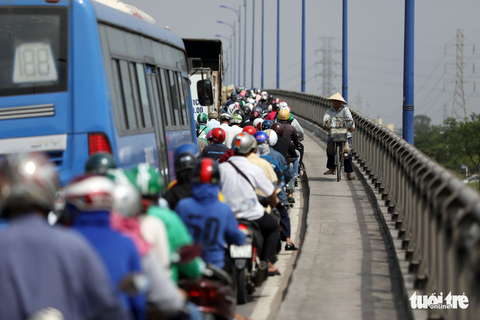 Kẹt xe kinh hoàng giữa trưa ở cầu Rạch Chiếc - Ảnh 5. Kẹt xe kinh hoàng giữa trưa ở cầu Rạch Chiếc - Ảnh 5.