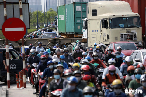 Kẹt xe kinh hoàng giữa trưa ở cầu Rạch Chiếc - Ảnh 7. Kẹt xe kinh hoàng giữa trưa ở cầu Rạch Chiếc - Ảnh 7.