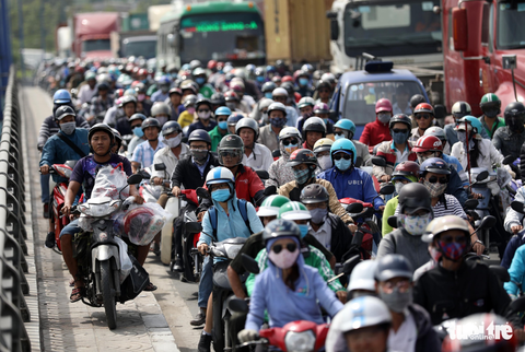 Kẹt xe kinh hoàng giữa trưa ở cầu Rạch Chiếc - Ảnh 9. Kẹt xe kinh hoàng giữa trưa ở cầu Rạch Chiếc - Ảnh 9.