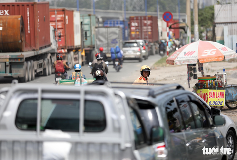 Kẹt xe kinh hoàng giữa trưa ở cầu Rạch Chiếc - Ảnh 15. Kẹt xe kinh hoàng giữa trưa ở cầu Rạch Chiếc - Ảnh 15.