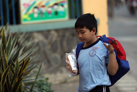 Giờ vào lớp quá sớm, học trò đờ đẫn vì thiếu ngủ - Ảnh 6. Giờ vào lớp quá sớm, học trò đờ đẫn vì thiếu ngủ - Ảnh 6.