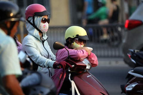 Giờ vào lớp quá sớm, học trò đờ đẫn vì thiếu ngủ - Ảnh 8. Giờ vào lớp quá sớm, học trò đờ đẫn vì thiếu ngủ - Ảnh 8.