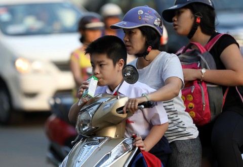 Giờ vào lớp quá sớm, học trò đờ đẫn vì thiếu ngủ - Ảnh 9. Giờ vào lớp quá sớm, học trò đờ đẫn vì thiếu ngủ - Ảnh 9.