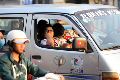 Giờ vào lớp quá sớm, học trò đờ đẫn vì thiếu ngủ - Ảnh 10. Giờ vào lớp quá sớm, học trò đờ đẫn vì thiếu ngủ - Ảnh 10.
