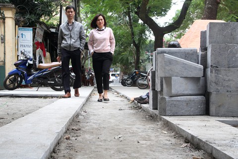 Hà Nội đồng loạt thay áo mới cho toàn bộ vỉa hè - Ảnh 1. Hà Nội đồng loạt thay áo mới cho toàn bộ vỉa hè - Ảnh 1.