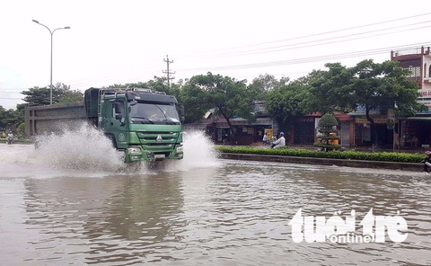 Quốc lộ 51 ngập nặng, hầm xe chìm trong nước, học sinh nghỉ học - Ảnh 4. Quốc lộ 51 ngập nặng, hầm xe chìm trong nước, học sinh nghỉ học - Ảnh 4.