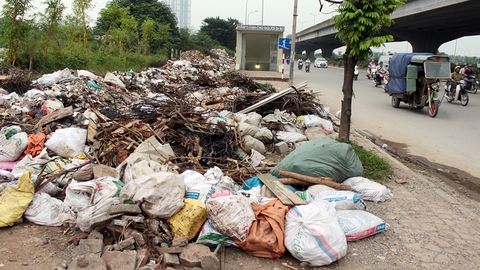 Hà Nội nhiều nơi rác thải tràn lan chất thành núi - Ảnh 12. Hà Nội nhiều nơi rác thải tràn lan chất thành núi - Ảnh 12.
