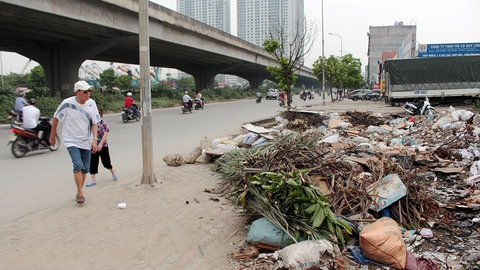 Hà Nội nhiều nơi rác thải tràn lan chất thành núi - Ảnh 14. Hà Nội nhiều nơi rác thải tràn lan chất thành núi - Ảnh 14.