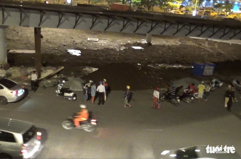 Cảnh sát giao thông làm luật ở cửa ngõ Tân Sơn Nhất - Ảnh 2. Cảnh sát giao thông làm luật ở cửa ngõ Tân Sơn Nhất - Ảnh 2.