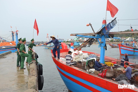 Miền Trung bắt đầu mưa lớn, dân hối hả chạy bão số 10 - Ảnh 7. Miền Trung bắt đầu mưa lớn, dân hối hả chạy bão số 10 - Ảnh 7.