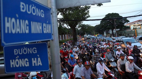 Phân luồng lại, kẹt xe hơn? - Ảnh 1. Phân luồng lại, kẹt xe hơn? - Ảnh 1.