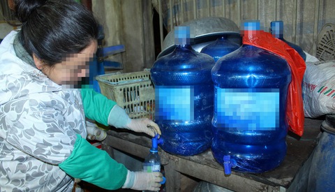 Bán rượu cho người chưa 18, phạt đến 1 triệu đồng - Ảnh 1. Bán rượu cho người chưa 18, phạt đến 1 triệu đồng - Ảnh 1.