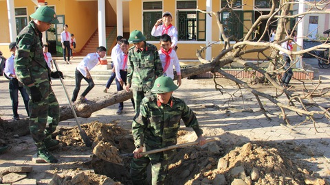 Màu xanh áo lính trong tâm bão - Ảnh 1. Màu xanh áo lính trong tâm bão - Ảnh 1.